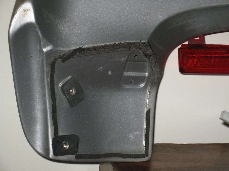 mazda 323 -  aileron traseiro
