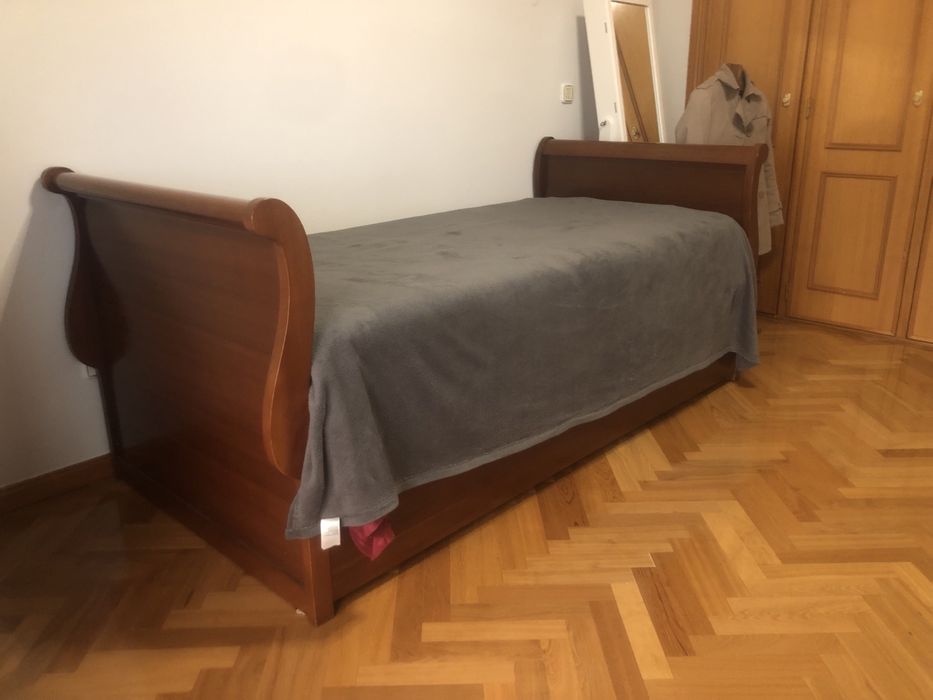 Cama de solteiro/a em madeira