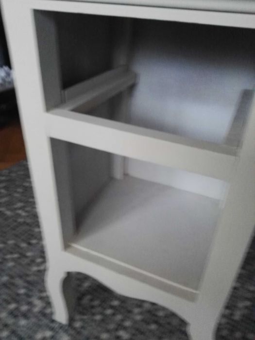 Stolik szafka do sypialni