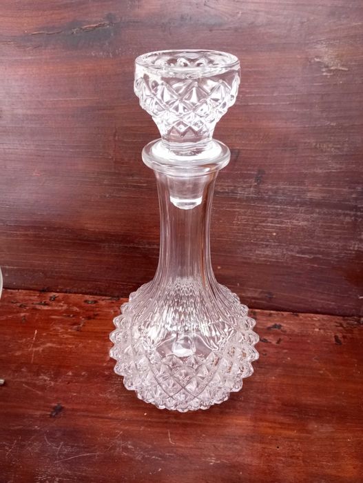 Frascos e garrafas em vidro e cristal