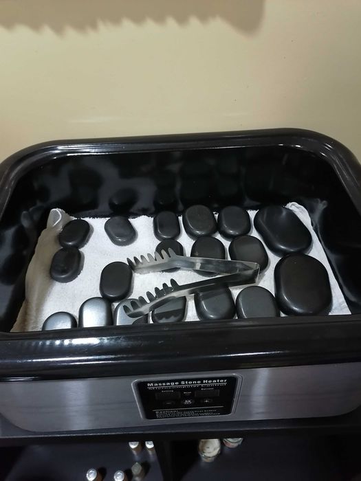 Panela de pedras quentes e caixa com 60 pedras