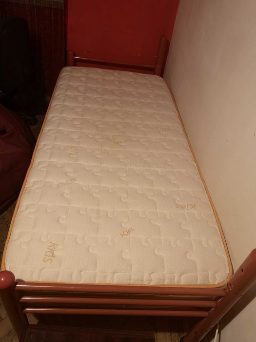 cama em ferro de solteiro com colchão feito à medida