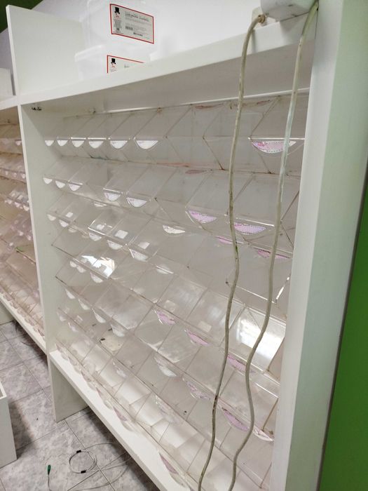 Prateleira com 9 caixas de acrílico para gomas ,etc cada uma 50€