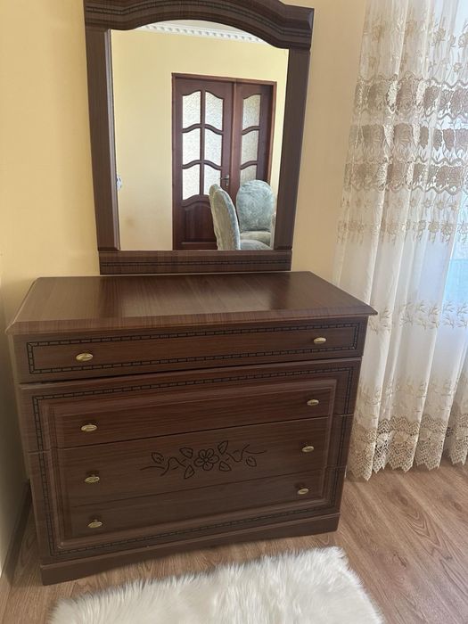 Комод з дзеркалом
