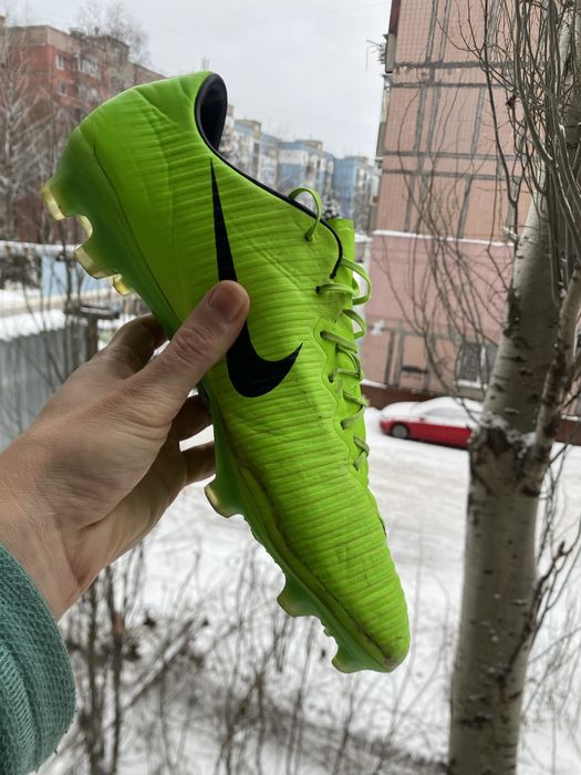 Футбольные бутцы бренда Найк