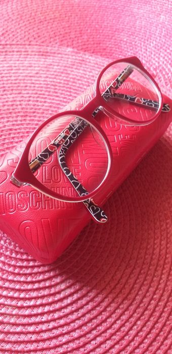 Òculos/ armação marca Moschino.