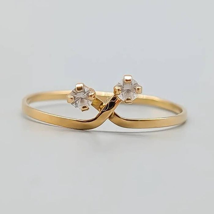 Anel em ouro 18 quilates com pedras brancas; 0.78 gramas; 18mm