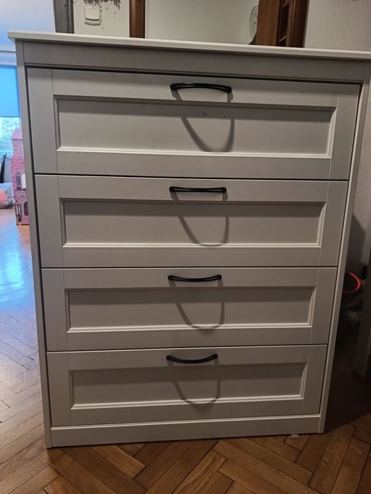 Biała,czteroszufladowa ;) komoda z Ikea