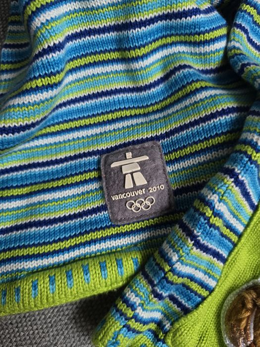 Zimowy szalik olimpijski Vancouver 2010 Quatchi Miga