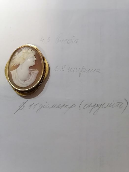 Золота брошка Камея