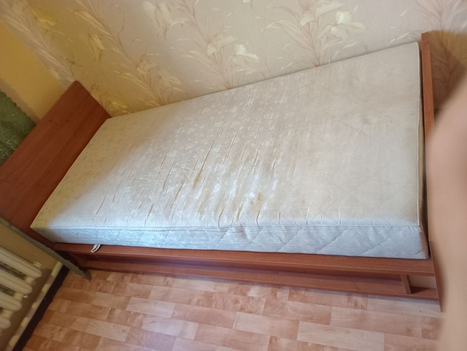 Продається односпальне ліжко в гарному стані