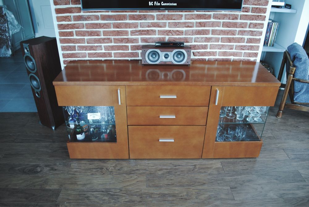 Solidna funkcjonalna komoda okleina drewniana