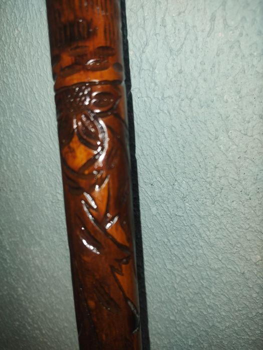 Stara laska drewniana głową zwierząt rzezbiona