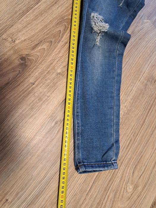 Spodnie jeansy dziury 134