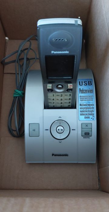 Telefon stacjonarny Panasonic.