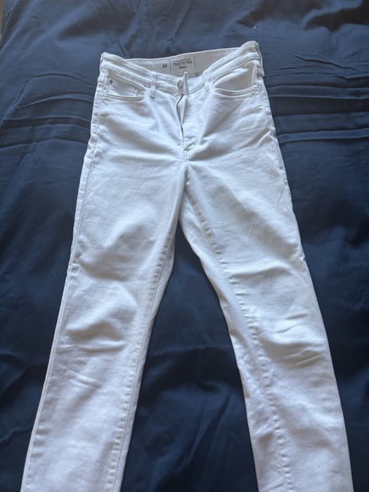 Biale spodnie jeansowe