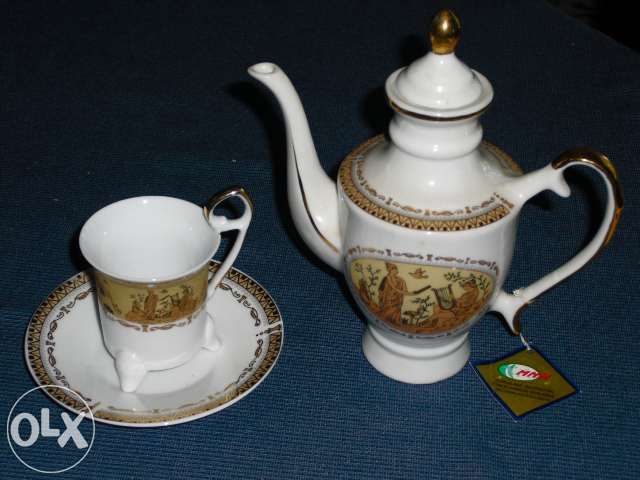 Cafeteira, chavena e pires, porcelana