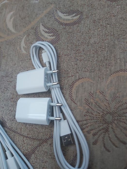 Dwie oryginalne ładowarki i kable do urządzeń Apple