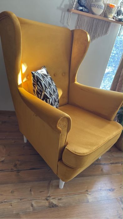 Musztardowa sofa
