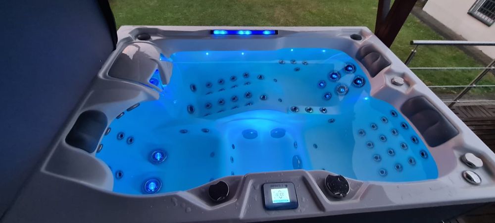 JACUZZI Wanna ogrodowa z hydromasażem Infinitas MB300 GERMANY - 15999€