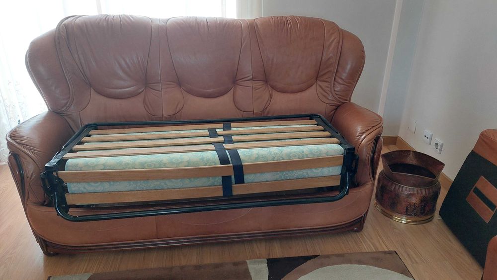 Sofá-cama em pele muito estimado + poltrona de oferta