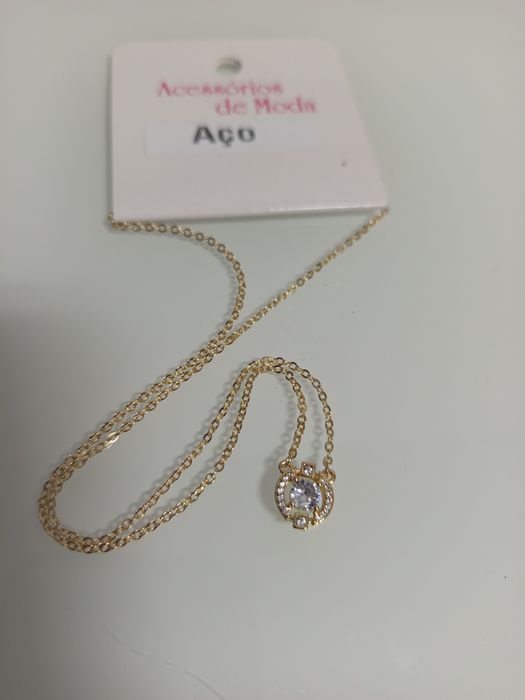 Colar dourado com brilhantes