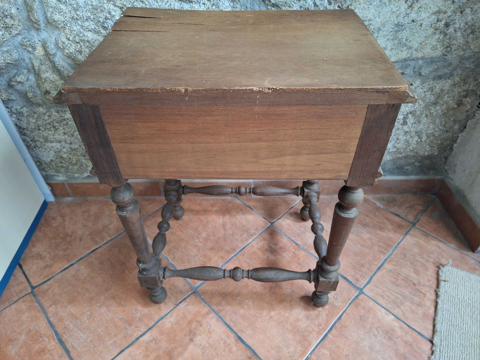 Mesa de cabeceira para restauro