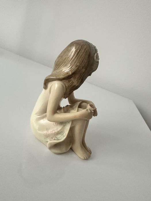 porcelanowa figurka- dziewczynka