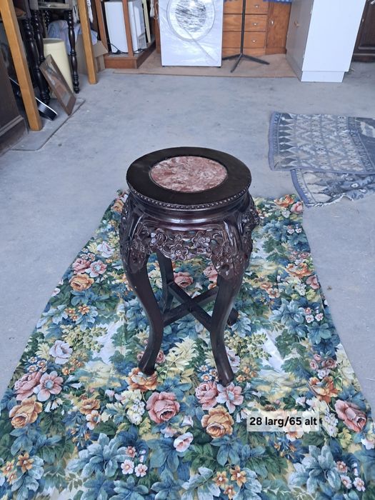 Coluna  oriental com tampo em pedra