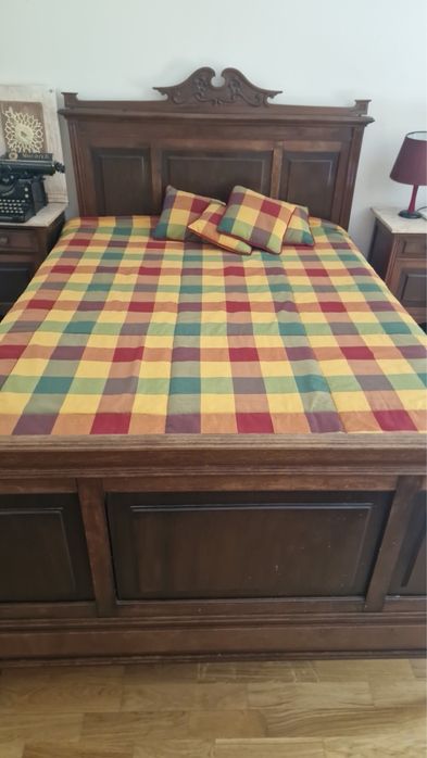 Quarto clássico, cama, cómoda e mesas de cabeceira