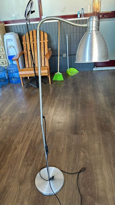 candeeiro de pe em bom estado