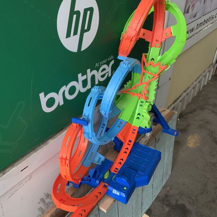 Крутий моторизований трек Hot Wheels 4 Петлі та віражи HXT06