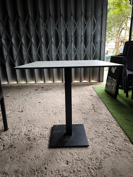 Mesa de Esplanada Exterior – Estrutura Metálica Pesada | Tampo Efeito Mármore