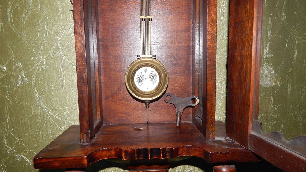 Старинные настенные часы с маятником
