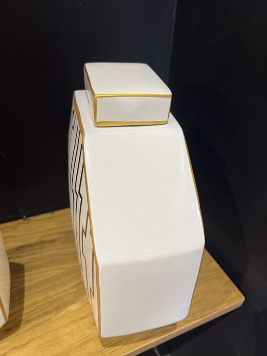 Pote poligono branco e dourado