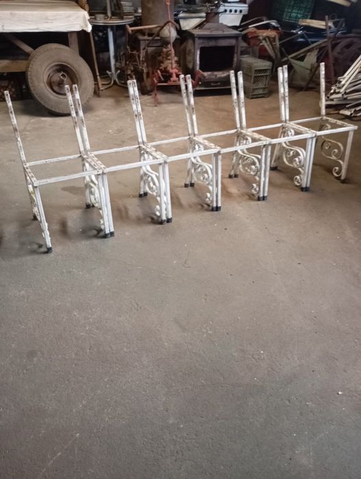 Vendo estas cadeiras de ferro muita bonita