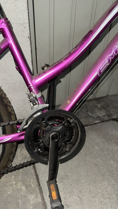 Bicicleta EMT roxa e preta