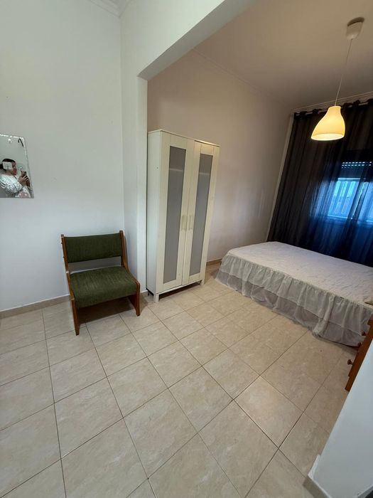 Alugo quarto em Moscavide .