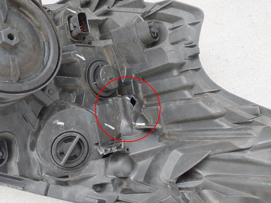 Ótica / farol esquerda RENAULT Trafic III (FG_)