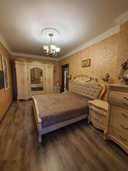 Продаж 3 к. квартири з новим ремонтом!Сталінка!!!
