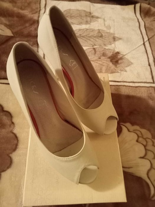 Szpilki  beżowe z eko skóry