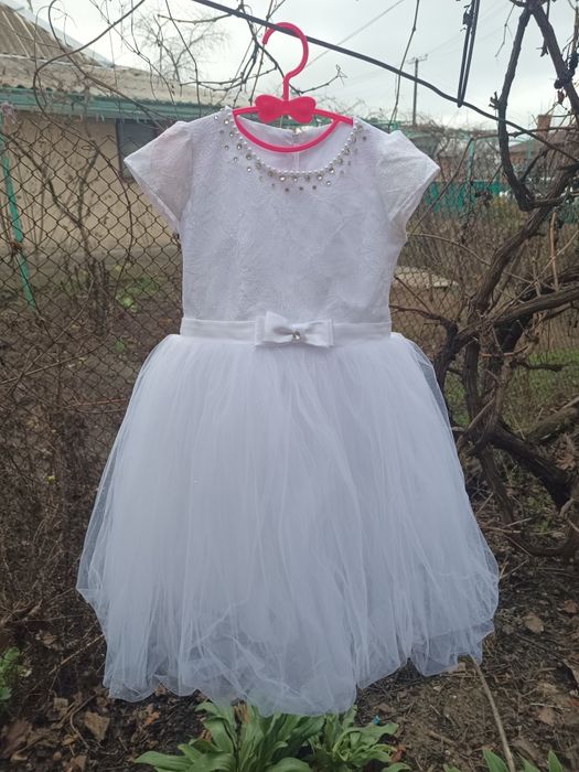 Продам білу сукню на 4-6 років!Довжина 67см!Талія 30 см