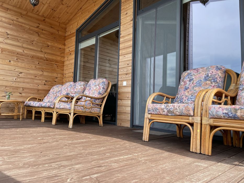 Продаж автономного будинку/двору, в зручній локації з видом на озеро.