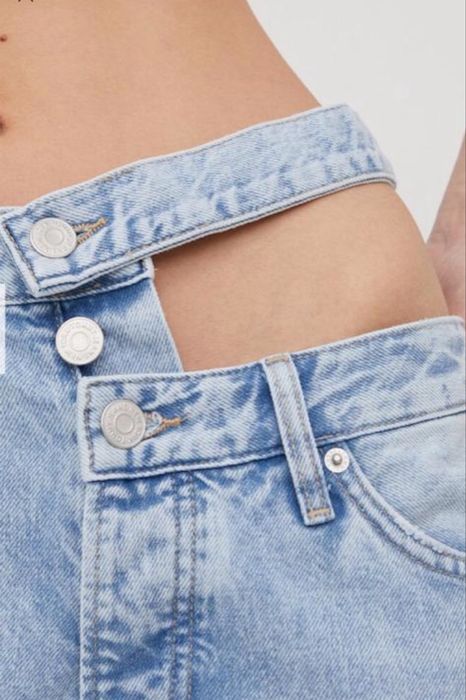 Джинсы голубые  с вырезом Джинсы Tommy Jeans