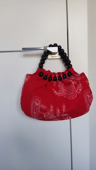 Torebka czerwona, wyszywane wzory