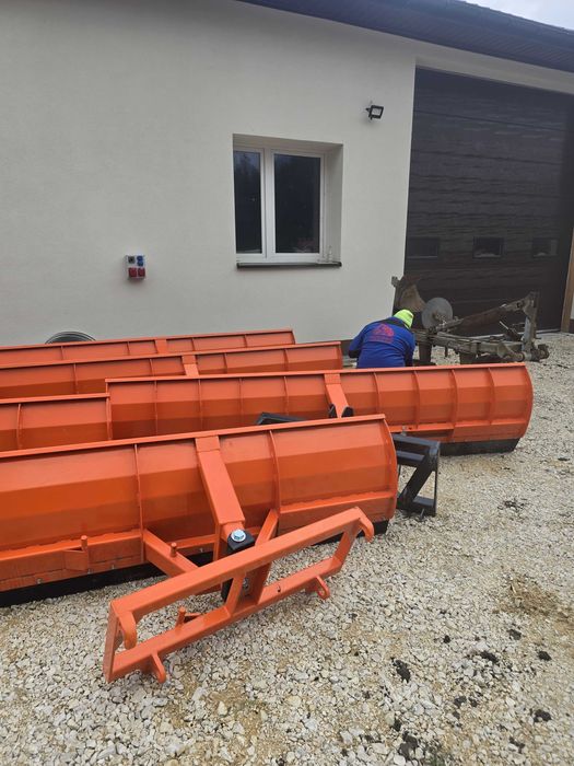 Szerokość od 1,5 m do 3 m – pług do śniegu na tuz, tur, widły