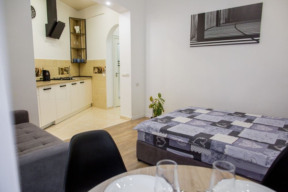 Поруч Т Ц Форум, вільна, 800 грн