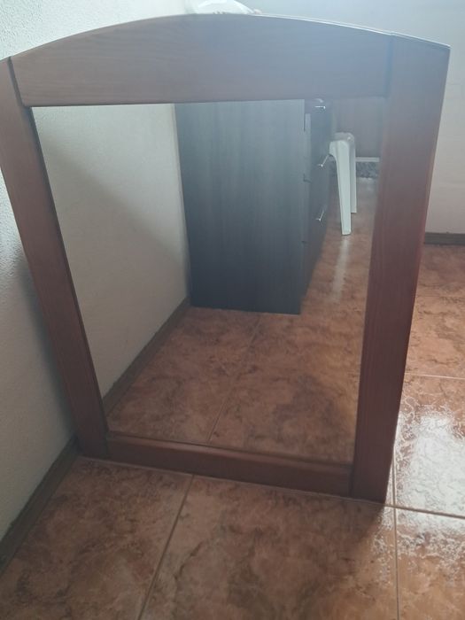 Espelho com caixilho em madeira de cerne. Dimensões: 84 cm x 66,5cm , como novo