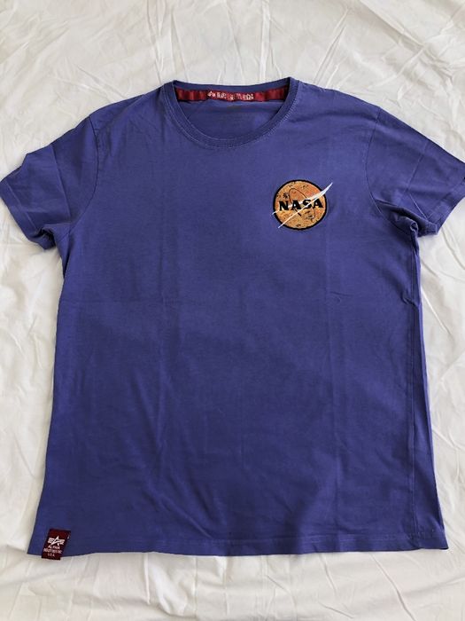 Фіолетова футболка alpha industries з крутим дизайном на спині