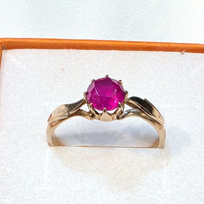 Złoty radziecki pierścionek z rubinkiem